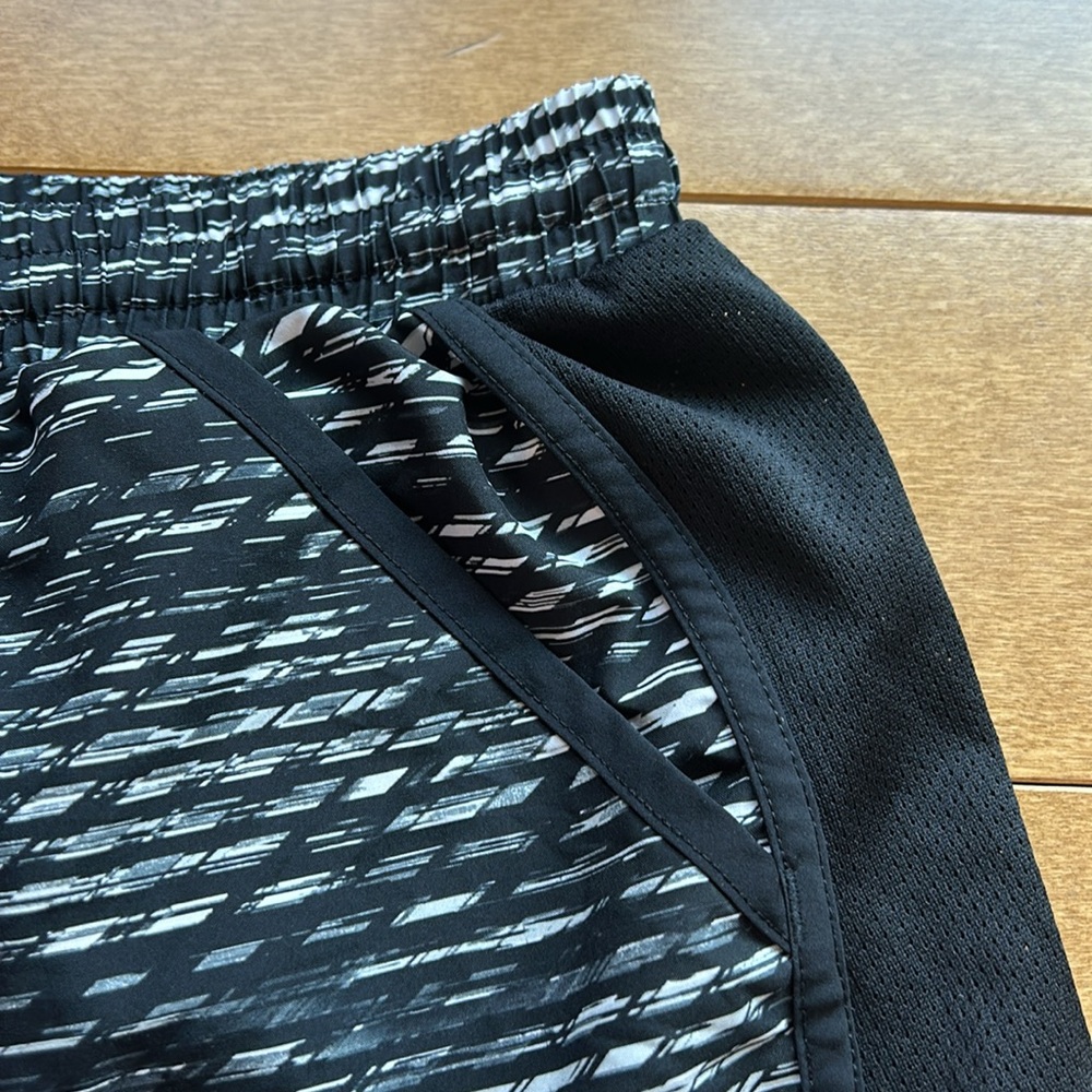 Under Armor Shorts - Picture 3 of 5